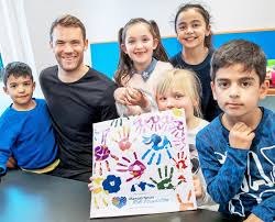 In gelsenkirchen, der heimatstadt des stifters manuel neuer, leben inzwischen die meisten armen kinder deutschlands. Aldi Sud Unterstutzt Manuel Neuer Kids Foundation Presseportal