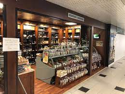 Duty Free Shop Presso Aeroporto Ajaccio Corsica Allestimento In Legno Rovere Colorito Noce By Arredamenti Taglioli Progettiam Design Home Decor Duty Free Shop