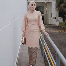 Baju muslim baju gamis baju couple baju kebaya baju batik baju distro tidur. 60 Model Kebaya Batik Modern Kombinasi Terbaru 2020 Bergaya