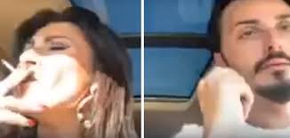 Il web contro Tina Rispoli: senza cintura, lancia la sigaretta dal  finestrino