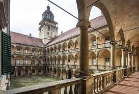 Jedná se o vinařskou obec ve znojemské vinařské. Zamek V Moravskem Krumlove Se Docka Castecne Rekonstrukce Znojemsko Z Kraje Brnenska Drbna Zpravy Z Brna A Jihomoravskeho Kraje