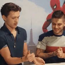 How is even possible he be so perfect like this😍 @tomholland2013 • • @kissingholland #tomhollandmemes #spiderman #spidey #hollanders… Tumblr Opdgfvx9xt1wntxaco4 400 Gif 379 379 Tom Holland Tom Holland Spiderman Peter Parker Spiderman