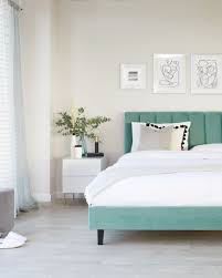 With the many choices of colors and patterns, you're sure to find one you'll love. Maya Light Green Velvet King Size Bed Danetti
