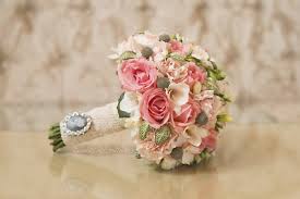 Wer hier kosten einsparen möchte, kann sich zum beispiel auch selbst um die blumendeko für die. Wie Viel Darf Ein Brautstraub Kosten Und Welche Arten Gibt Es Kosten Hochzeit Brautstrauss Fruhlingshochzeit