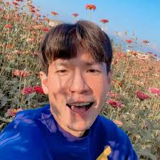 ：, 做自己的太陽☀️, 你就能當別人的光✨, -, 花海是燈海之外也很令我著迷的風景, 雖然這次來的時間晚了花已開始lan ki,  沒關係，那就自己當一朵花吧😜, -, #meinong #taiwan #cny #flower #floral #花海 #美濃景點 #高雄景點  #台灣旅遊 #新年快樂 #陪著你