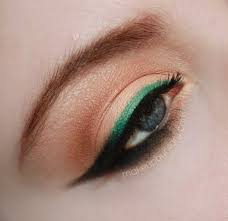 Emerald Eyeliner Definitely Trying This In Autumn Maquillage Eyeliner Eyeliner Vert Makeup Maquillage