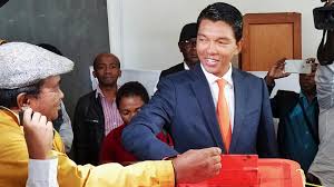 Le chef de l'état a assisté hier à la cérémonie d'inauguration du stade manarapenitra de mahitsy. Madagascar S Rajoelina Wins Presidential Vote Provisional Results Show
