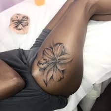 Both of our home states use the fleur de lis in their state flags, half of my heritage is french, our church where we married uses the symbol, and we honeymooned in new orleans. Tatouage Fleur De Lys Sur La Cuisse Hip Tattoos Women Tattoos Lily Tattoo