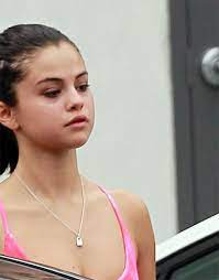 Es zeigt selena gomez (27), wie sie sich mit müden augen unter eine decke kuschelt. Selena Und Taylor Sehen Ungeschminkt Besser Aus Als Die Meisten Menschen Mit Make Up Tres Click