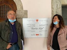 She is a female celebrity. Giornalisti Bolzano Giulietti Visita Scuola Ilaria Alpi Trentino Aa S Ansa It