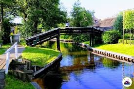 It seems to just show which parts are below sea it used to be the case that amsterdam was a coastal city (and so you'd have to pass that ring of island). My Day Trip To Giethoorn Village Netherlands Things To Do In Geithoorn Village