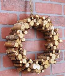 Fruhlingsdeko Basteln Mit Naturmaterialien Ideen Mit Holz Moos Blumen Herbstdekobastelnnaturmat Holzkranz Basteln Mit Naturmaterialien Fruhlingsdekoration