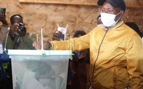 Police officers moved quickly at the polling station and restored calmness. Bsmvvyecguh4nm