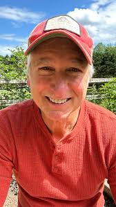 It's time for my latest garden walk through. Join me for a quick garden  tour to see the latest happenings at the GardenFarm™! The winter squash is  slowly filling out the trellis.