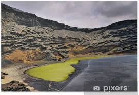 Het is vanwege de ligging de afgelopen eeuwen vaak het toneel geweest van strijd. Poster Green Lagoon Op Lanzarote Canarische Eilanden Spanje Pixers We Leven Om Te Veranderen