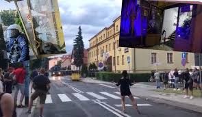 Do manifestacji doszło z powodu śmierci młodego mężczyzny, który zmarł po zatrzymaniu przez policję. Uxsmqc7cdpgchm