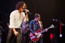 Parcourez l'univers :name de la boutique rouge et noir, spécialiste du jeu traditionnel depuis 1977. L Opera Rock Le Rouge Et Le Noir A Devoile Huit Chansons Au Palace Cnews