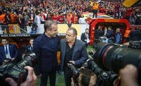 Bi anlık sessizlik olur, sonrasında o anda ortamda bulunan osman tanburacı kendini tutamayıp gülmeye başlar. Engin Verel Basaksehir I Kim Sampiyon Yapacak Turkiye Nin Sosyal Haber Sitesi Haberx Sosyal Network