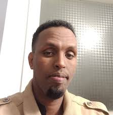 Madaxweynaha Galmudug Axmed QoorQoor oo Xamar jooga ayaa caawa afur  heerkiisu sarreeyo waxa uu ku Casuumay Bashiir Macalin Cali agaasimaha guud  ee Wasaaradda Gaadiidka iyo Zakariye Cali Xasan (Gaashaan) oo ah La