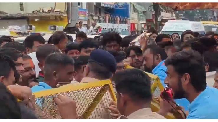 उज्जैन महाकाल परिसर में अफरा-तफरी...नागचंद्रेश्वर मंदिर में करंट की अफवाह  से मची भगदड़, कई श्रद्धालु घायल | KhabarFast