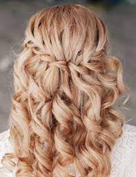 Vous cherchez des idées de coiffure avec tresses? 15 Coiffures D Ete Pour Cheveux Boucles Femme Actuelle