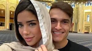 صورة لدينيس سواريز مع زوجته تثير موجة جدل واسعة بالكويت Mada Post مدى بوست