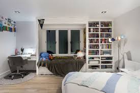 Una mensola, una presa, una sedia. Camera Da Letto Con Angolo Studio Design Foto E Idee Per Arredare Luglio 2021 Houzz It
