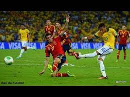 Casagrande lutando pela bola contra a zaga espanhola (imagem: Brasil 3x0 Espanha 30 06 2013 Final Copa Das Confederacoes 2013 Brasil Campeao Youtube