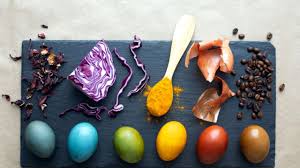 Oua de pasti vopsite cu hartie creponata (metoda rapida) si foarte usoara. OuÄƒ Vopsite De PaÈ™ti Cu SfeclÄƒ RoÈ™ie È™i Foi De CeapÄƒ FÄƒrÄƒ Vopsea ChimicÄƒ