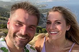 Sara Vermassen, de verloofde van Kobe Ilsen, gaat uit de kleren en poseert  topless op vakantie