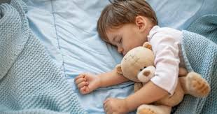 طفل يلعب في غرفة النوم