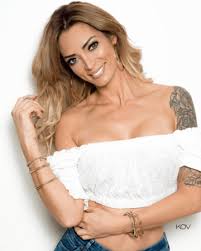 L'ancienne coiffeuse est devenue en quelques années l'une des personnalités les plus populaires de la téléréalité, et son couple avec jérémy menez semble intouchable. Emilie Nef Naf Wiki Tele Realite Fandom