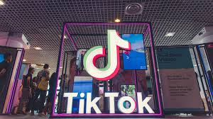 In one viral tiktok, cassidy shared clips showing herself driving to and from showings, as well as spending time in the actual oppenheim group . Social Media Tiktok Wirbt Mit Nutzer Videos Und Handelt Sich Arger Ein