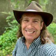 Do we think this is a Martin? Kacey Musgraves usually favours her Gibbos,  but this looks like a Martin headstock to me (although no visible name  anymore). The back and sides have