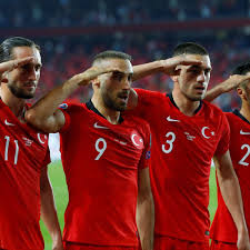 Im ersten spiel der em 2021 treffen am 11. Turkei Spieler Der Fussball Nationalmannschaft Sind Bereit Soldaten Zu Sein Fussball