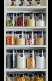 12 Brillantes Ideas De Almacenamiento Japonesas Tip Hunters En 2020 Organizar Los Armarios De La Cocina Ideas De Organizacion De Cocina Organizacion De La Despensa