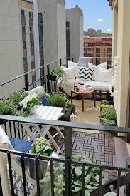 Wertvolle Balkongestaltung Welche Die Wohnflache Erweitert Kleiner Balkon Design Balkonentwurf Wohnung Mit Balkon Einrichten
