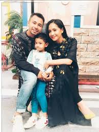 Menjelang lebaran 2020, nagita slavina, raffi ahmad, dan rafathar malik ahmad menjalani sesi pemotretan bareng fotografer kondang rio motret. Raffi Ahmad Nangis Nagita Slavina Habiskan Puluhan Juta Untuk Baju Lebaran Ramadan Liputan6 Com