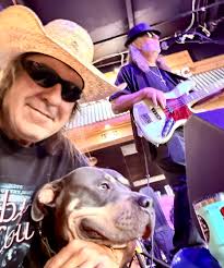 Shawn Hammonds getting some Luna Love before playing some Johnny Paycheck  at The World Famous Music City Bar and Grill, Nashville 🇺🇸❤️🎸🎶🎶