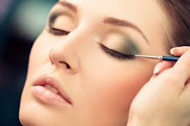 Augen schminken, make up für blaue augen, lidschatten in gold und braun, smokey eyes. Augen Schminken Tipps Fur Einen Strahlenden Blick
