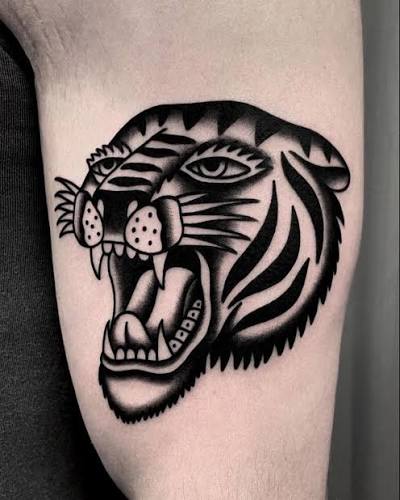 Tiger by @reid.tattoos 🐅 ⋒ • ⋓ #tigertattoo #classictattoo #traditionaltattoo #boldwillhold #traditionalartist #traditional #americantraditional #realtraditional #tradworkers #blacktraditional #boldtattooart #outerbangs #njtattoo #ninthwave ...