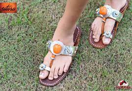 Hand Made Kohlapuri Chappals Sitaradesign Shahpurjatmarket Shopkhoj Kohlapurichappals Shopkhojindia Shahpurjatmarke Delhi Shopping Delhi Market Shopping