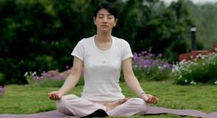 Padmasana Helps You Relax And Clear Your Mind Of Tensions The Padmasana Yoga Pose Relaxes The Mind And Alle Yoga Poses For Beginners Top Yoga Poses Yoga Poses