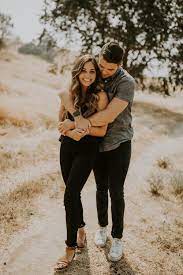 Casual Engagement Photo Outfit Ideas And Inspo Kayla Esparza California Wedding P Engagement Photo Outfits Couple Photography Poses Engagement Pictures Poses