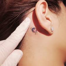 Beste Kleine Tattoo Motive Fur Hinterm Ohr Fur Frauen Planet Bunt Kleine Tattoo Motive Saturn Tattoo Kleines Tattoo