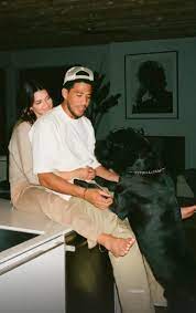 One cute photo showed the two snuggling up while playing with a dog. Ego4wfujfddcm