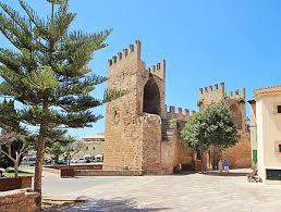 L'ajuntament d'alcúdia ha donat la benvinguda a les 38 persones contractades per l'ajuntament dins el soib reactiva 2020, en el segon torn. Alcudia Eine Stadt Mit Vielen Gesichtern Porta Holiday