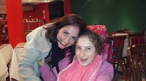 Família segue com campanha para ajudar filha com paralisia