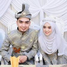 Penggunakan pakaian adat melayu pada masyarakat melayu berdasarkan garis keturunan. 13 Inspirasi Gaun Pengantin Melayu Untukmu Yang Berhijab Sederhana Sopan Dan Tetap Menawan