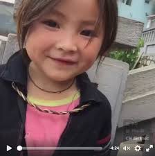 Những bé gái bán rong mang gương mặt thiên thần khiến dân mạng "điên đảo”